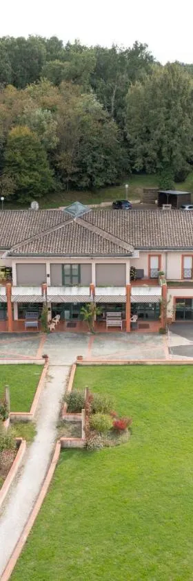 Domaine de Pousiniès，位于Saint-Étienne-de-Tulmont的酒店