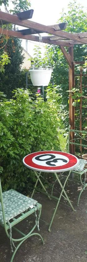 furnished apartment with a garden，位于布雷西尔的酒店