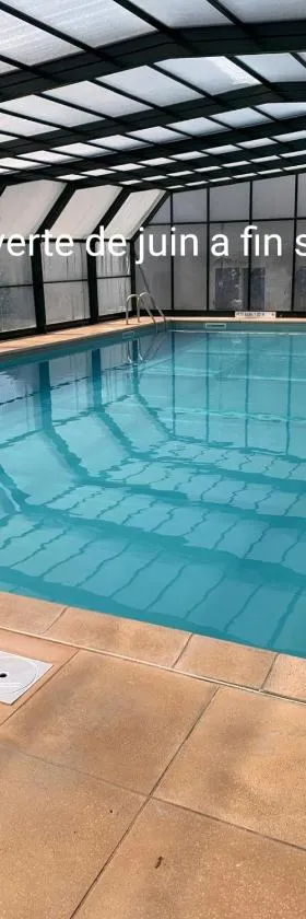 Mailh- Massibé T2 5 pers climatisation piscine couverte linge de maison inclus parking jardin clos，位于Bielle的酒店