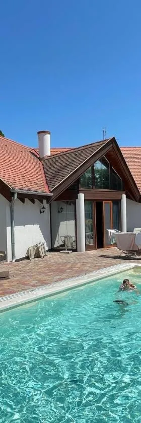 Spacious 3 bedroom house with heated pool，位于西格利盖特的酒店