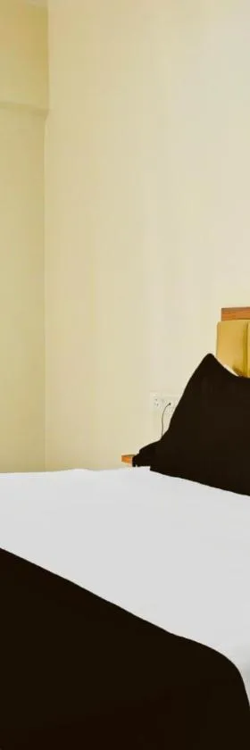 Super Townhouse Amanora Park Town Formerly Samrat Inn，位于Mundhva的酒店