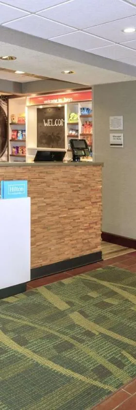 汉普顿海斯北I-70公路酒店，位于海斯的酒店