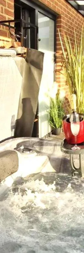Au Petit Seny, gîte charme et nature avec jacuzzi pro，位于Tinlot的酒店