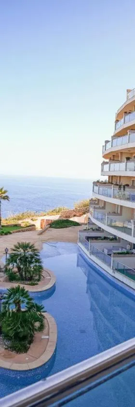 Luxury Living Apt with Massive Pool - Views and Beautiful Gardens，位于Għajn Melel的酒店