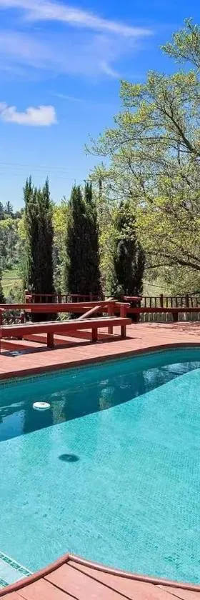 Eaglenest Inn with Pool & SPA，位于朱利安的酒店