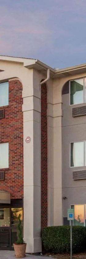 Super 8 by Wyndham Bedford DFW Airport West，位于贝德福德的酒店