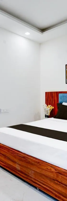 Super Townhouse Sector 93 Noida Expressway，位于诺伊达的酒店