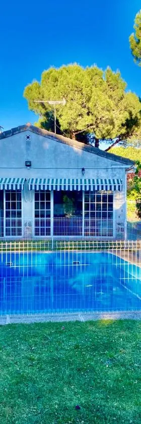 Chalet con piscina El Refugio de Venecia，位于El Campillo的酒店