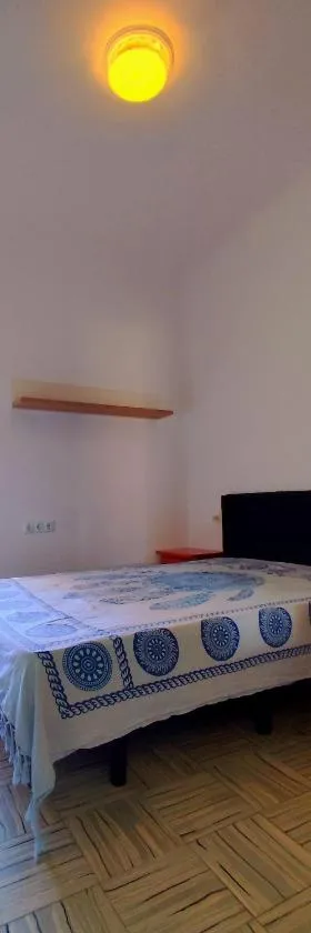 Habitacion Cama grande piso compartido 150x190 smart TV wifi baño compartido，位于诺韦尔达的酒店
