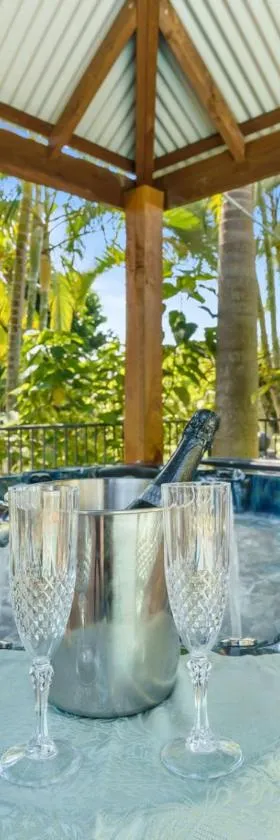 Synergy Beachside Nudist Retreat，位于赫维湾的酒店