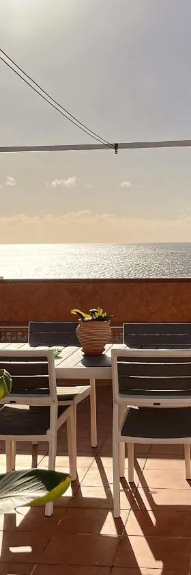 Canary Treasure Sunset By The Sea - Modern Apartment with Ocean Views，位于坎德拉里亚的酒店