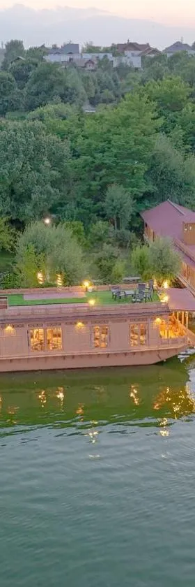 Peacock Houseboats，位于斯利那加的酒店