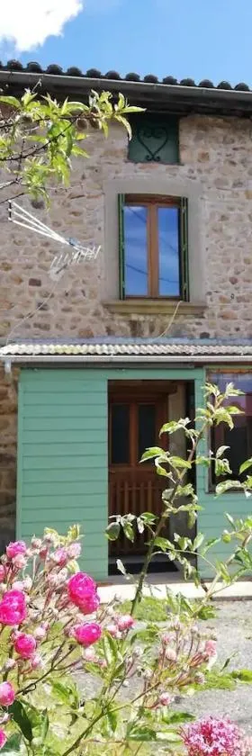 Petite maison à la campagne avec extérieur，位于Paslières的酒店