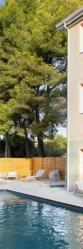 Logis Hôtel de Port d'Alon - St Cyr sur Mer，位于滨海圣西尔的酒店