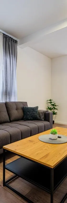 Flex SelfCheckIns 98 - Zagreb - 2 Bedrooms - Parking - Loggia，位于Velika Mlaka的酒店
