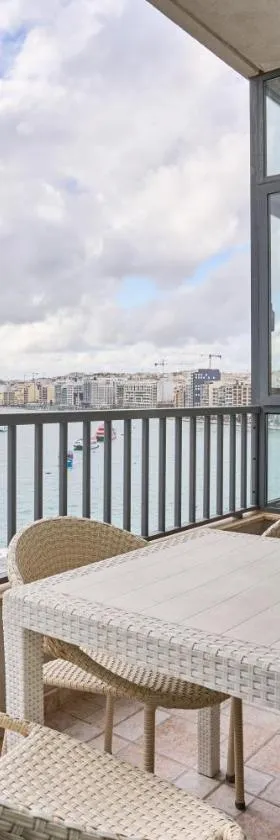 Luxurious Tigné Seafront Escape，位于Il-Gżira taʼ Forti Manoel的酒店