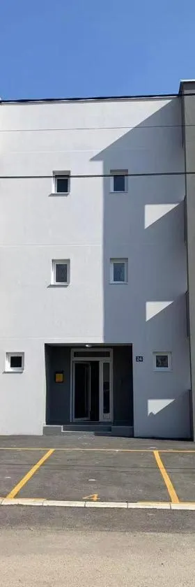 Airport Art Villa，位于Ćosine Kolibe的酒店