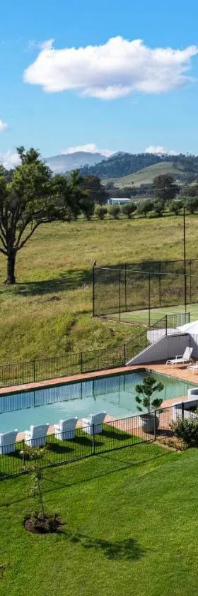 Stay in Mudgee The Grove, The Church, And Premium Private Homestead，位于马奇的酒店