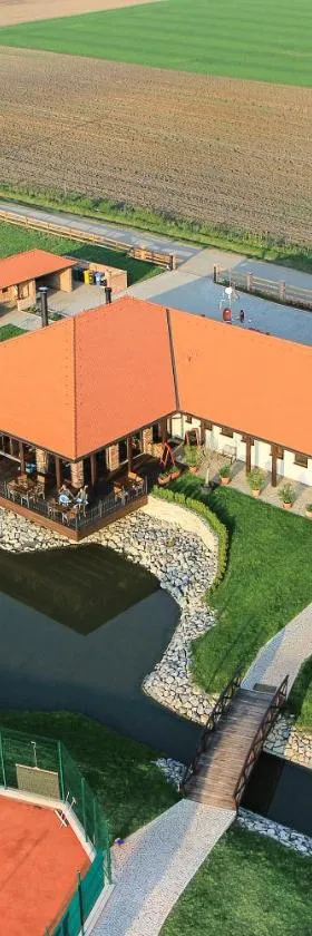 Rooms & Restaurace Na Jitrách，位于Semice的酒店