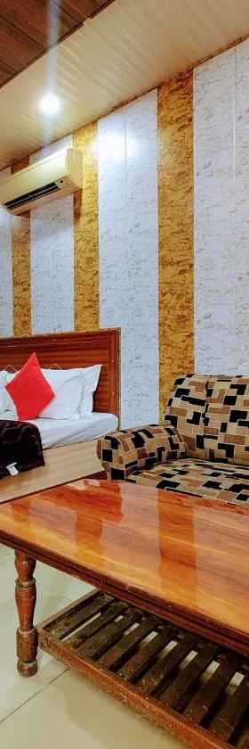 Hotel Grand，位于齐拉克普尔的酒店