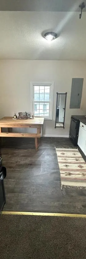 Quaint cottage near Local and State Parks and Minutes from Laurel Cove and Bell Theatre，位于Pineville的酒店