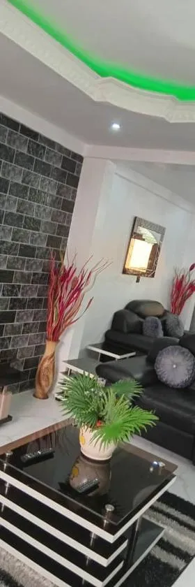 Home Away from Home - Gowon Estate near Gemade, Ipaja, Lagos，位于拉各斯的酒店