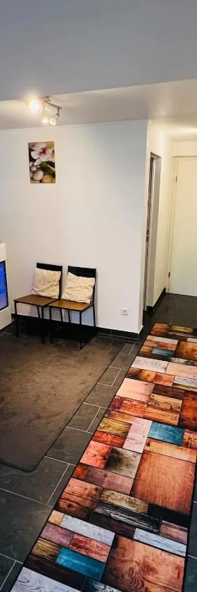 Cosy & Separate 1 bedroom apartment in a Big House，位于迪德朗日的酒店