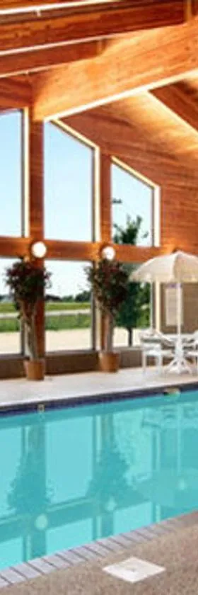Fossil Creek Hotel & Suites，位于Russell的酒店