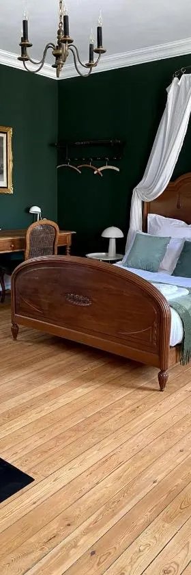 Chambre d'hôtes Lou - Château Le Bas Bleu，位于Quesnoy-le-Montant的酒店