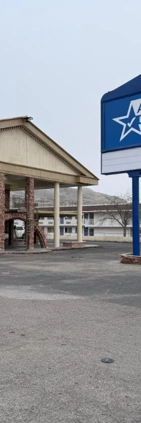 Americas Best Value Inn Wendover，位于西温多弗的酒店