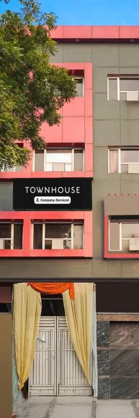 Super Townhouse Maithli Marg Sector 55 formerly Red Roof，位于Indirapuram的酒店