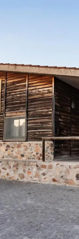 Hostal - Bungalows Camping Cáceres，位于卡塞雷斯的酒店