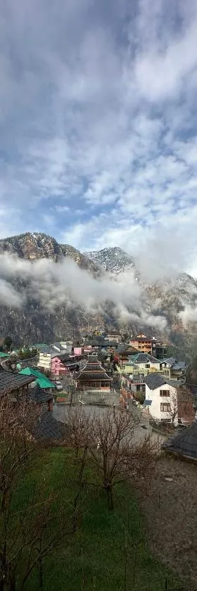 High Spirits Homestay and Cafe, Matuera Village, Parvati Valley，位于Jari的酒店