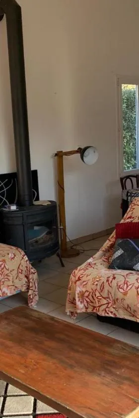 PETITE Maison de village Fontienne 21 chemin des charbonniers，位于Fontienne的酒店