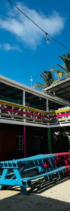 Go Slow Hostel，位于Cay Corker的酒店