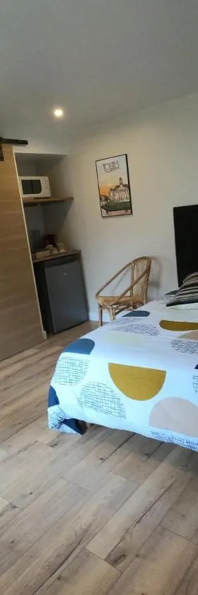 Chambre indépendante rénovée, à 2 pas de la plage，位于Savonnières的酒店