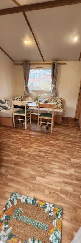 Mobilhome les pieds dans l eau avec piscine，位于Saint-Gérons的酒店