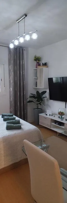Mini Estudio LOVELY SEVILLA con baño compartido，位于卡马斯的酒店