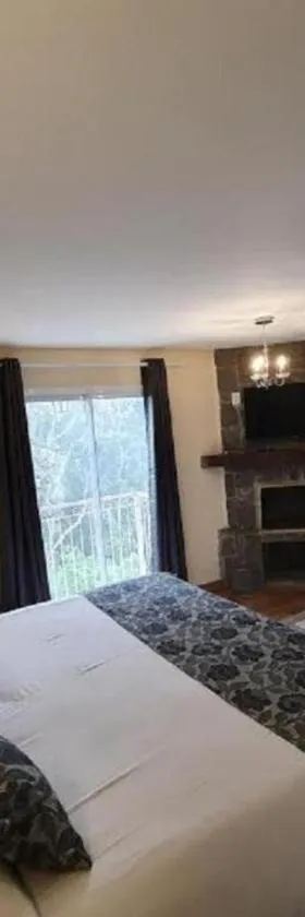 Villa Hegus Suítes e Chalés com hidro lareira e ar condicionado，位于坎波斯杜若尔当的酒店