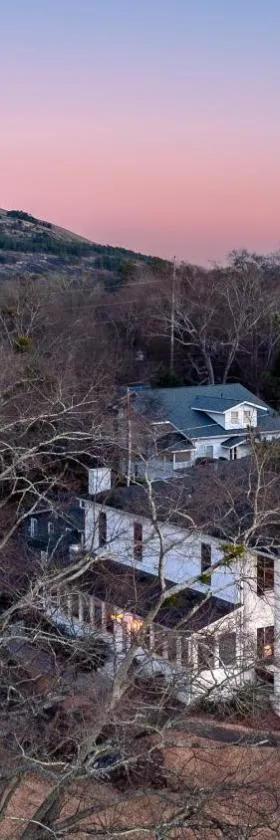 Stone Mountain Manor，位于石头山的酒店
