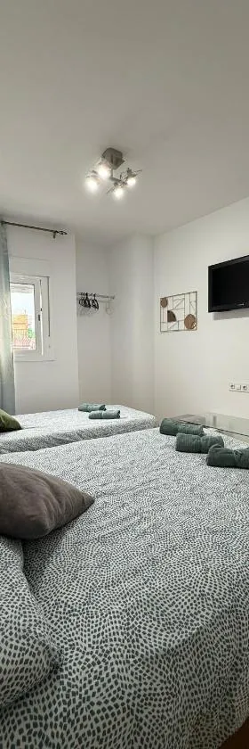 HABITACIÓN triple con baño compartido LOVELY SEVILLA，位于卡马斯的酒店