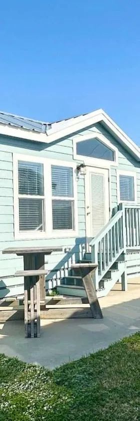 1 Block to Beach -Brand New Modern Tiny Home，位于Bolivar Peninsula的酒店