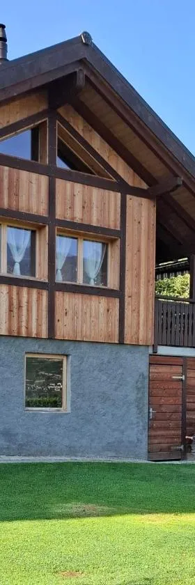 Charmante maisonnette avec vue sur les montagnes，位于Chalais的酒店