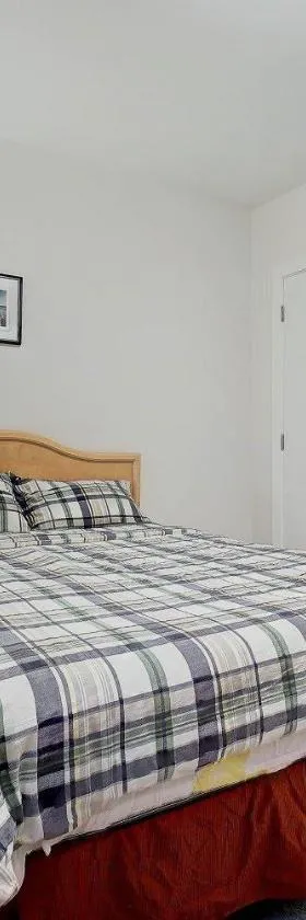 D Peaceful Stay in Queen Room -Dedicated Bathroom，位于西温哥华的酒店