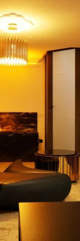 OLGA Luxury Suite I 5 min from airport I central location I traditional village，位于卢加的酒店