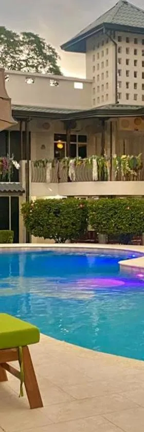 Parti Gras Hotel & Villas en Playa Potrero，位于波特雷罗的酒店