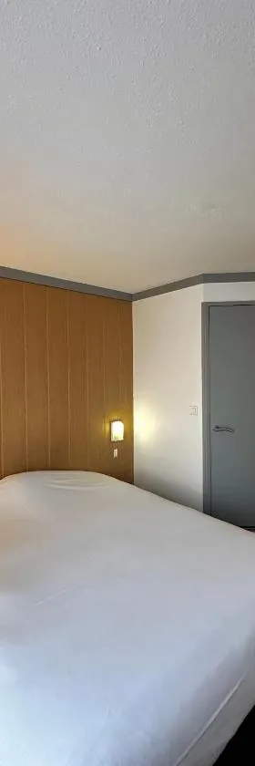 法斯特酒店，位于拉瓦勒的酒店