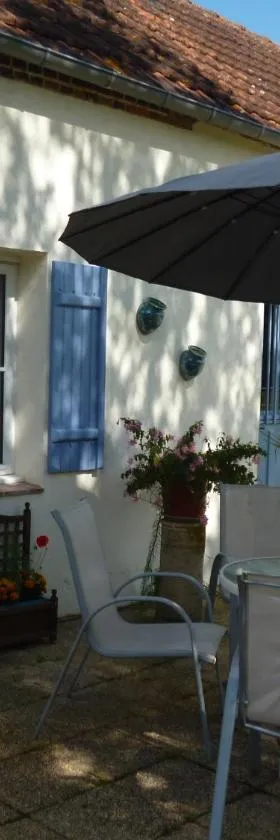Old French Country Cottage for 2 nature lovers paradise，位于Châteaumeillant的酒店