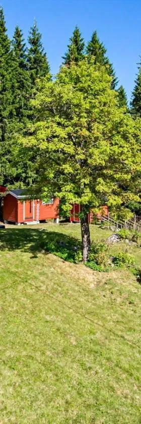 Cottage w Wilderness Feeling 20 min from airport，位于Maura的酒店