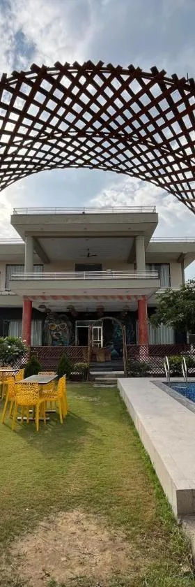 GoBravo 11 - 6BHK Farm with Pool and Garden - Gurgaon，位于古尔冈的酒店